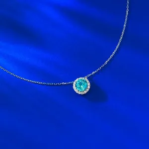 Gros plan détail du superbe collier pendentif en pierre précieuse bleue en argent sterling.
