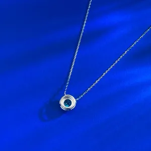 Gros plan détaillé du pendentif en pierre Paraiba ronde de 7,0 mm, collier en argent S925.