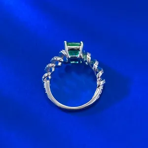 Detaillierte Ansicht des S925 Silber Rings mit grünem Edelstein, 7x9mm Stein und gedrehter Schiene.