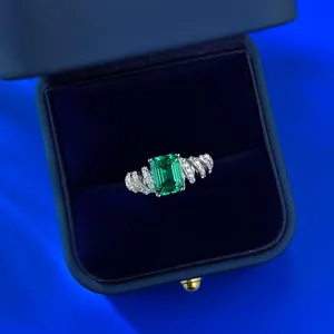 Detailaufnahme des S925 Silber Rings mit grünem rechteckigen Stein und gedrehten Diamantarmen.