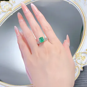 Atemberaubender S925 Silber Ring mit grünem Edelstein im Smaragdschliff und gedrehtem Band.