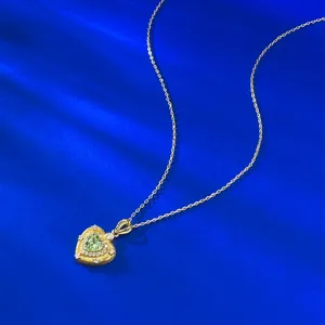 Gros plan du collier coeur vert menthe en argent S925 avec pendentif brossé et pierres scintillantes.