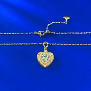 Détail du collier pendentif cœur vert menthe, argent S925 brossé, sertissage de pierres fin.