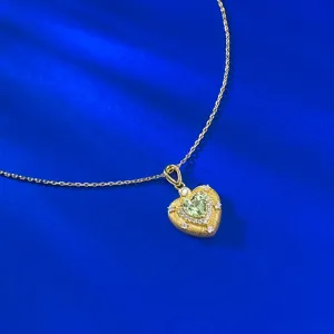 Collier pendentif cœur vert menthe en argent S925 avec texture brossée et fine chaîne dorée.