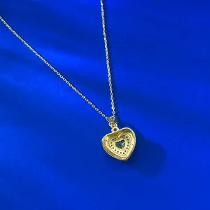 Gros plan du collier pendentif coeur vert menthe en argent S925, design brossé pavé.
