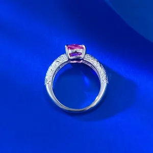Nahaufnahme des S925 Silber Rosa Saphir Rings im Vintage Rauten Design mit feinen Details.
