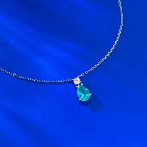 Gros plan du collier en argent S925 avec pendentif en pierre précieuse Paraiba en poire.