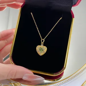 Gros plan sur le collier pendentif cœur vert menthe, élégant bijou en argent S925.