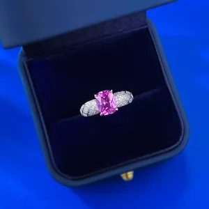 Silberner rosa Saphir Ring mit 7x9mm Kissen Stein und elegantem gesteppten Band Design.