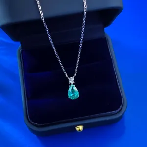 Gros plan détaillé d'un superbe pendentif tourmaline paraiba en forme de poire en boîte.