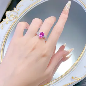Nahaufnahme eines 925er Silber rosa Saphir Rings mit Kissen Schliff und Rautenmuster.
