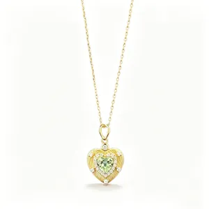 Superbe collier pendentif cœur vert menthe avec finition or texturée et pierres étincelantes.