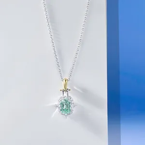 Vue rapprochée détaillée du collier pendentif coussin vert menthe avec halo étincelant.