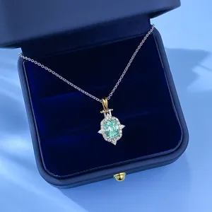 Détail de collier pendentif étoile en argent 925 vert menthe, bijou élégant en pierre précieuse.