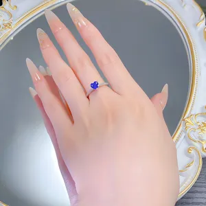 Anello in argento S925 con gemma blu a cuore, gioiello raffinato e dettagliato elegante.