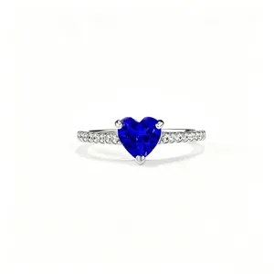 Anello in argento sterling con pietra blu a forma di cuore e zirconi vista principale prodotto.