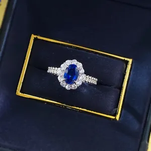 Eleganter 5x7mm ovaler blauer Edelstein Ring aus S925 Silber mit doppeltem Perlband.