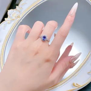 Exquisites S925 Silber ovaler blauer Edelstein Ring mit elegantem doppelten Halo Perlenrand.