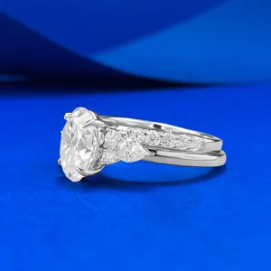 Magnifique bague empilable en argent avec moissanite ovale, idéale pour le quotidien.