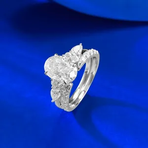 Gros plan de bague ovale en argent S925 moissanite avec pierre principale 7x10mm et design empilable.