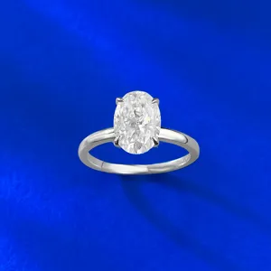 Magnifique bague solitaire en argent 925 avec zircone ovale 7x10mm et serti à quatre griffes.