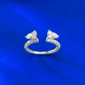 Vue en gros plan détaillée de la bague ouverte en argent S925 avec des pierres étincelantes.