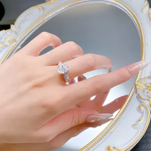 Bague empilable en moissanite ovale en argent S925 vue de détail design bijoux