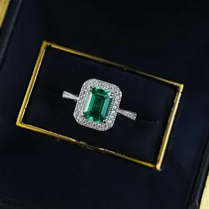 Detailaufnahme des S925 Silber rechteckigen grünen Edelsteinrings im Retro-Design.