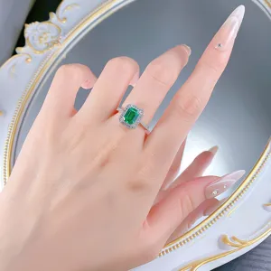 Nahaufnahme des Vintage Silberrings mit rechteckigem gruenem Edelstein und feinem Rand.