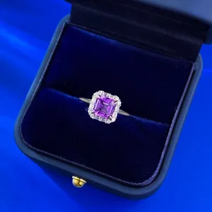Anello in argento S925 con gemma viola taglio Asscher e alone di zirconi scintillanti.