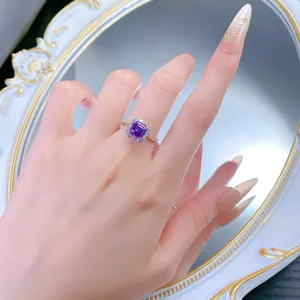Vista dettagliata dell'anello in argento S925 viola reale taglio Asscher con alone di zirconi.