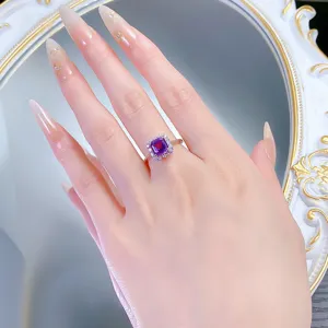 Primo piano di anello con gemma viola reale taglio Asscher con montatura ad halo in argento.