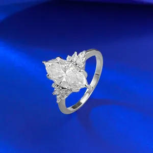 Stupendo anello in argento S925 con pietra moissanite taglio marquise e dettagli raffinati.