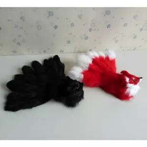 Peluche renoue a neuf queues ornement, noir et rouge blanc decoration de maison.