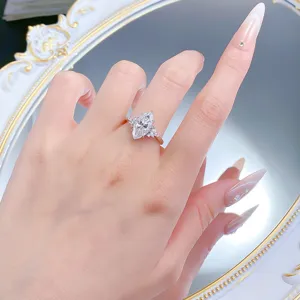Primo piano dettagliato di un anello in argento con splendida moissanite taglio marquise.