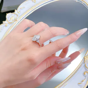 Primo piano dettagliato di un anello brillante con pietra taglio marquise e delicati zirconi.