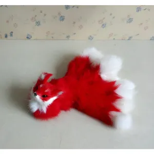 Ornement de peluche renard à neuf queues simulé, fausse fourrure rouge et blanche, détail.