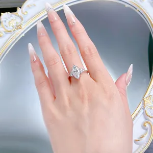Splendido anello in argento S925 con moissanite taglio marquise e delicate pietre laterali.