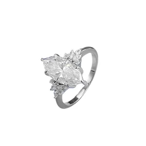 Anello in argento S925 marquise moissanite con pietre laterali scintillanti design.