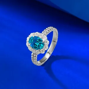 Detailaufnahme des S925 Silber Rings mit ovalem blauem Stein und doppelten Perlrand.