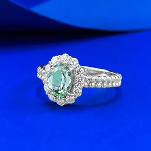 Detailansicht S925 Silber Ring mit ovalem gruenem Edelstein und doppeltem Perlrand.