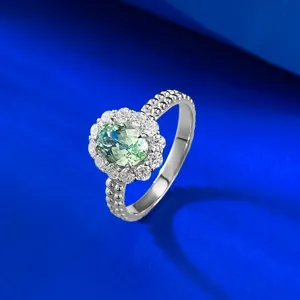 Detailansicht des S925 Silber Rings mit ovalem grünem Stein, Halo und doppelten Perlenkanten.