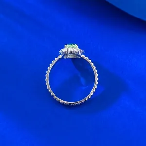 Detailaufnahme des S925 Silber Rings mit ovalem grünem Stein und doppeltem Perlenrand.