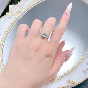 Detailansicht eines S925 Silber Rings mit ovalem grünem Edelstein, Halo und feiner doppelter Perlkante.