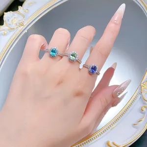 Detailaufnahme des S925 Silber Rings mit 5x7mm ovalen Edelsteinen und doppeltem Perlenkranz.