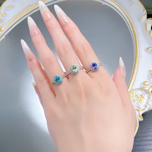 Nahaufnahme des S925 Silber Rings mit ovalem Zirkon und doppelter Perlenrandfassung.