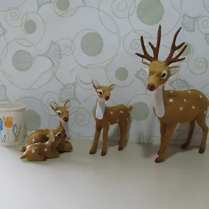 Set di statuette di cervo floccato per decorazione da scrivania e festosi ornamenti di casa.