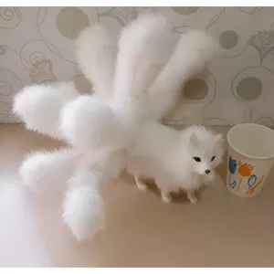 Détail de la peluche renard à neuf queues blanche, fourrure duveteuse et artisanat soigné.