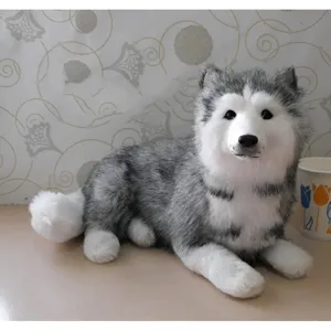 Vista dettagliata di peluche husky realistico, morbido cane giocattolo decorativo.