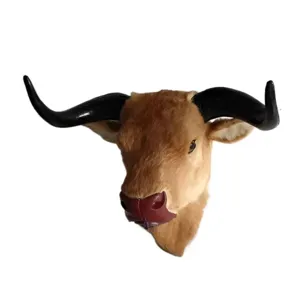 Vue rapprochée détaillée d'une tenture murale de tête de taureau animal faux avec des cornes.